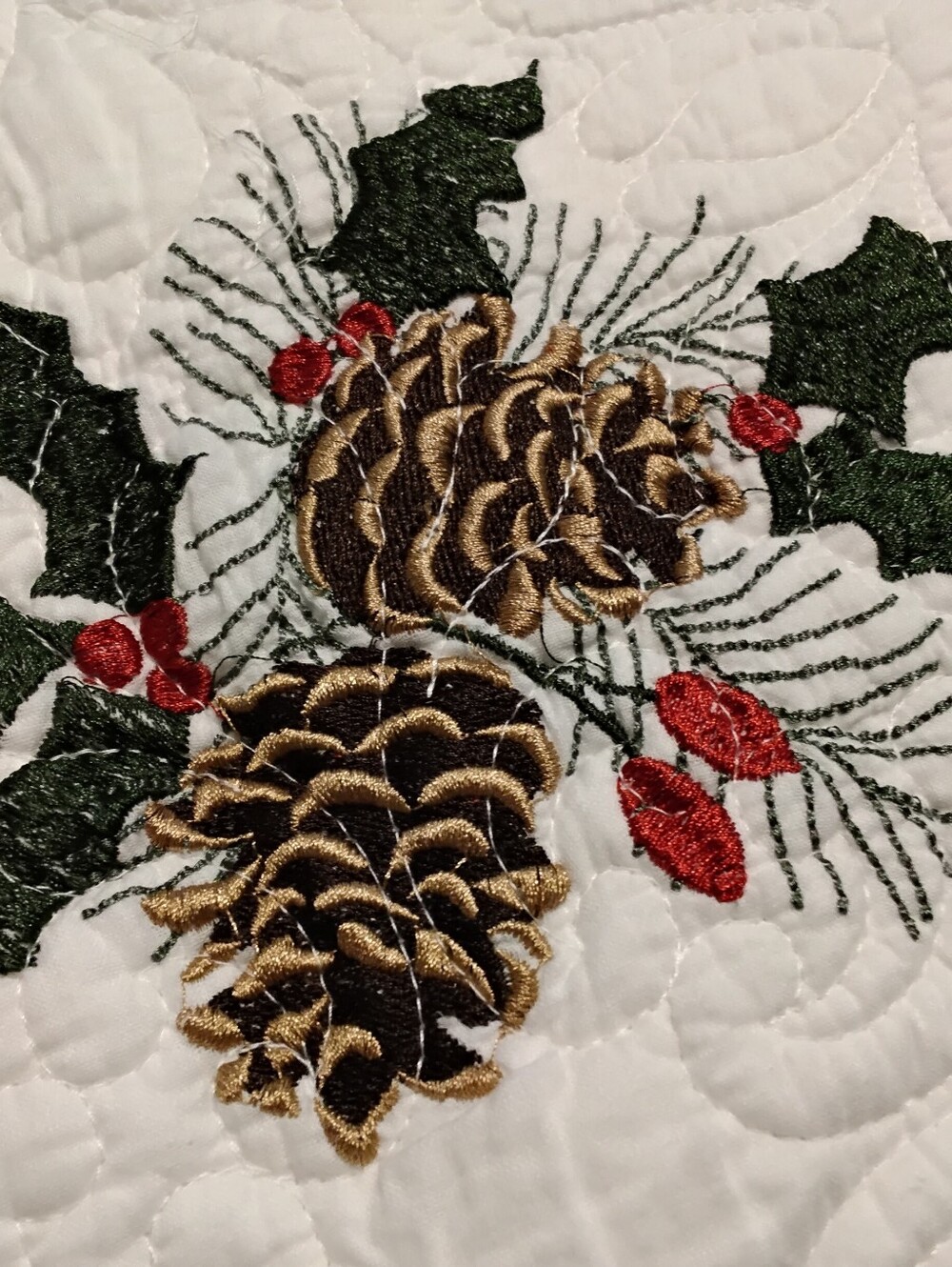 4008 Queen Size Crackerbarrel Embroidered Cardinal Greetings. 09" X 90". - Picture 3 of 15